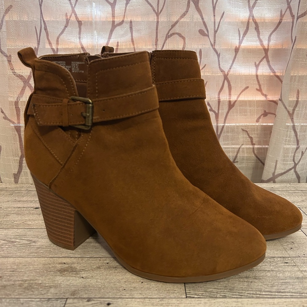 8 1/2 Time and Tru heeled boots
